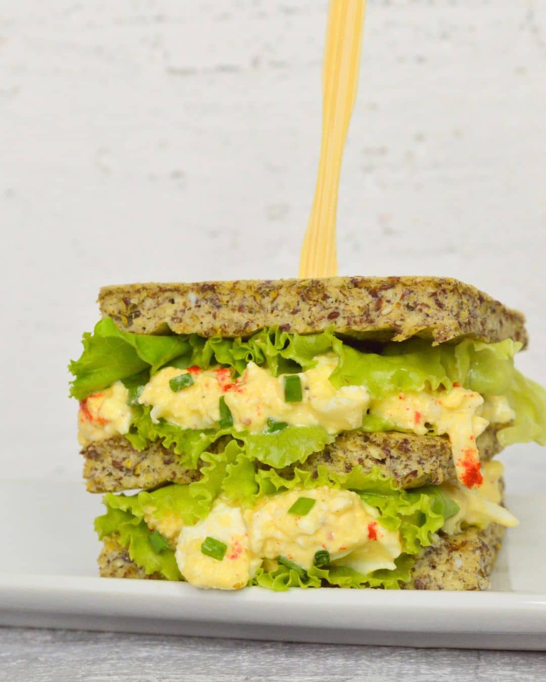 sandvich-s-iaichena-salata